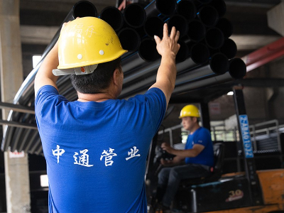 中通管業(yè)叉車搬運中